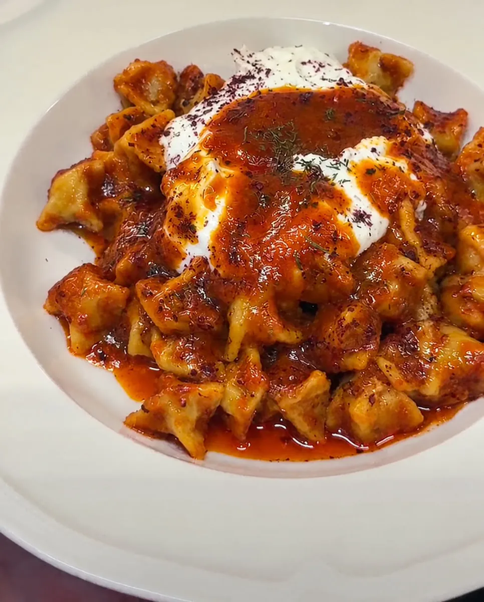Manti met yoghurt en tomatenboter